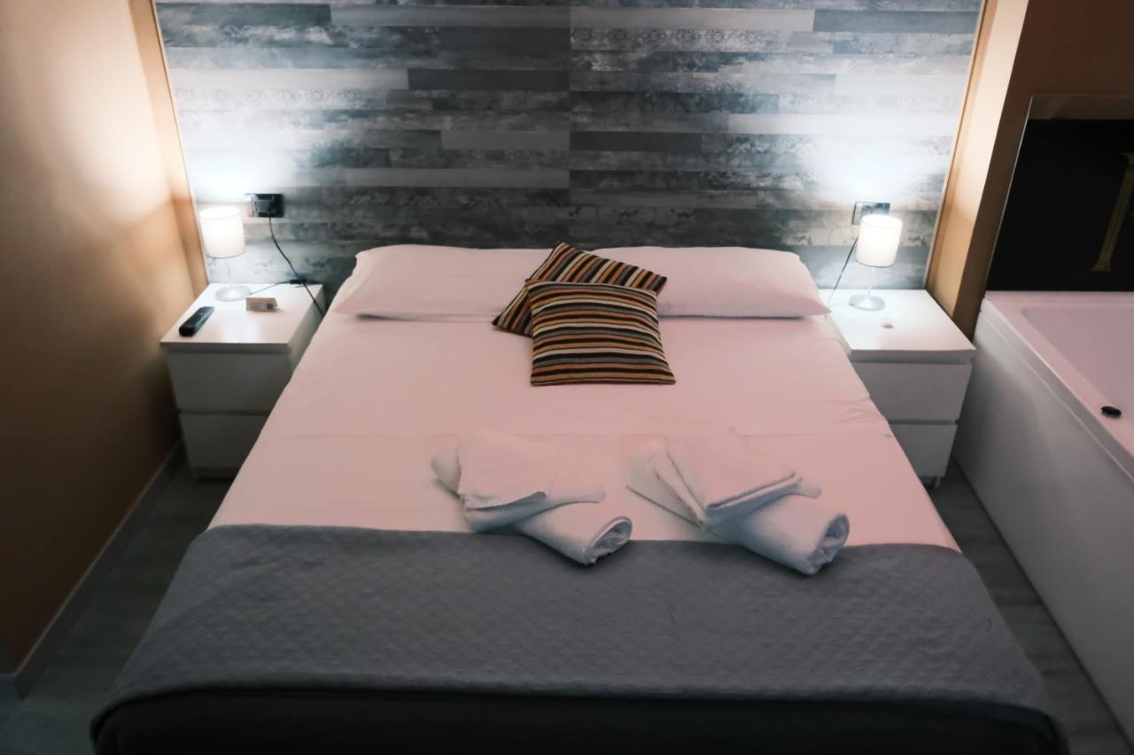 Royalty Rooms & Spa Napoli Esterno foto